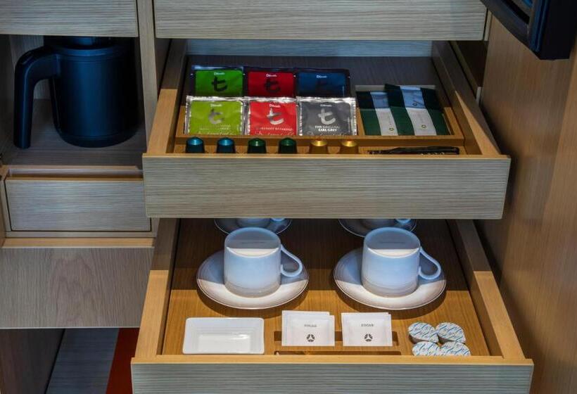 Полулюкс Клуб, The Okura Tokyo