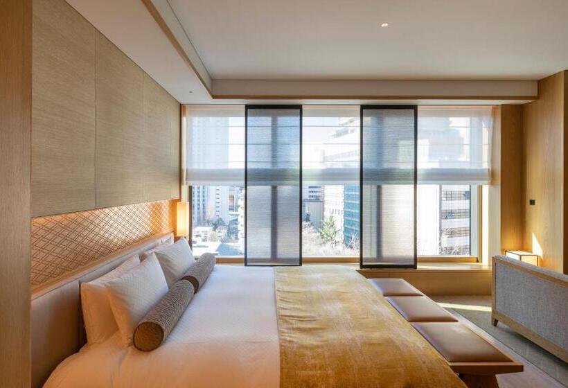 Полулюкс Клуб, The Okura Tokyo