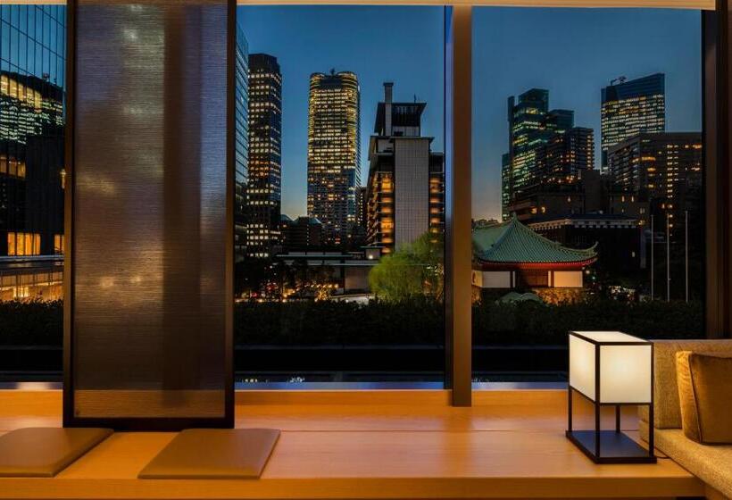 Полулюкс Клуб, The Okura Tokyo