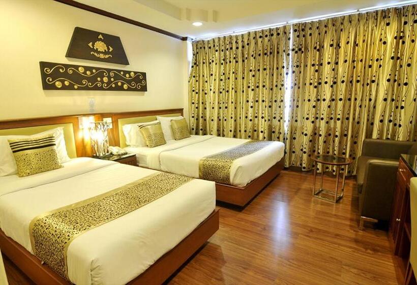 اتاق استاندارد با چشم‌انداز استخر, Malaysia Hotel Bangkok