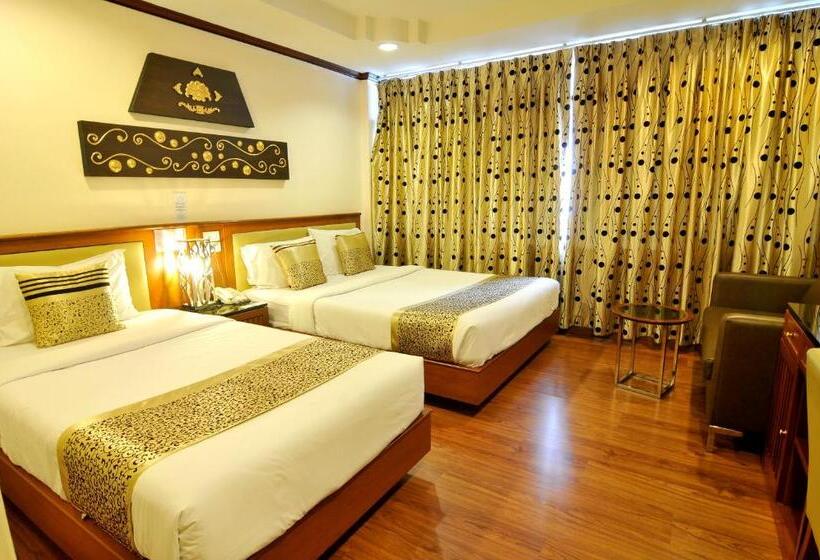 اتاق استاندارد با چشم‌انداز استخر, Malaysia Hotel Bangkok