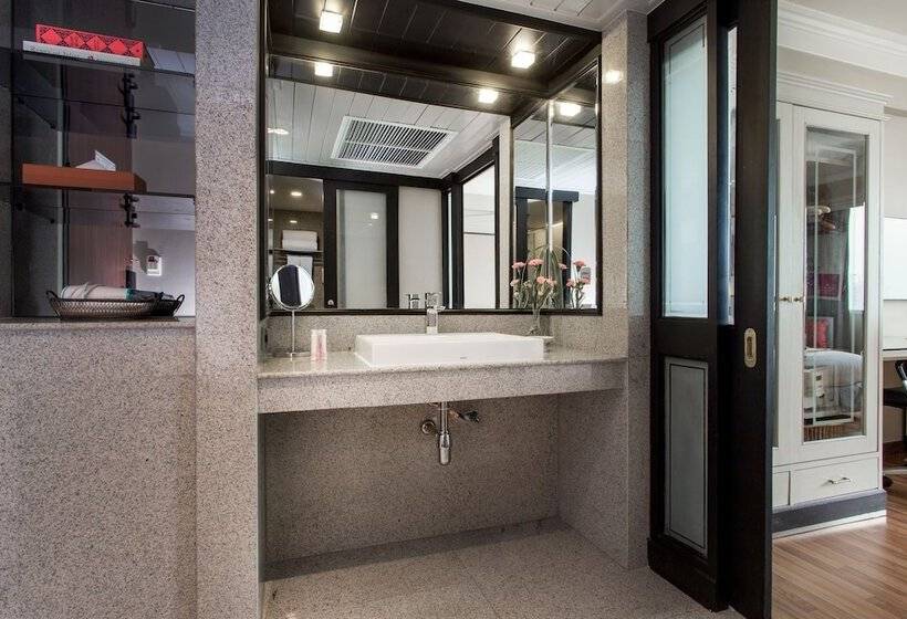 اتاق لوکس با چشم‌انداز استخر, Ramada Plaza By Wyndham Bangkok Menam Riverside