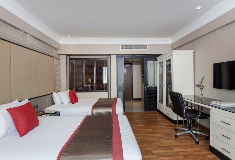 اتاق لوکس با چشم‌انداز استخر, Ramada Plaza By Wyndham Bangkok Menam Riverside