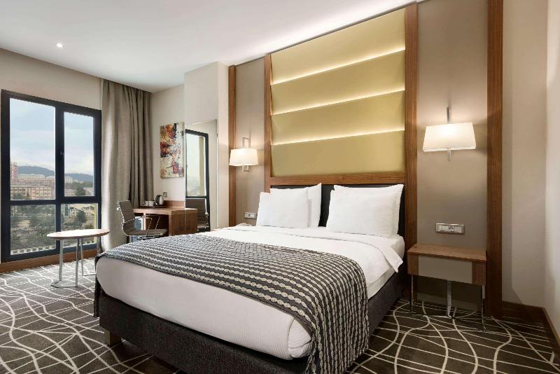 Люкс Кровать Кинг, Travelodge By Wyndham Merrill