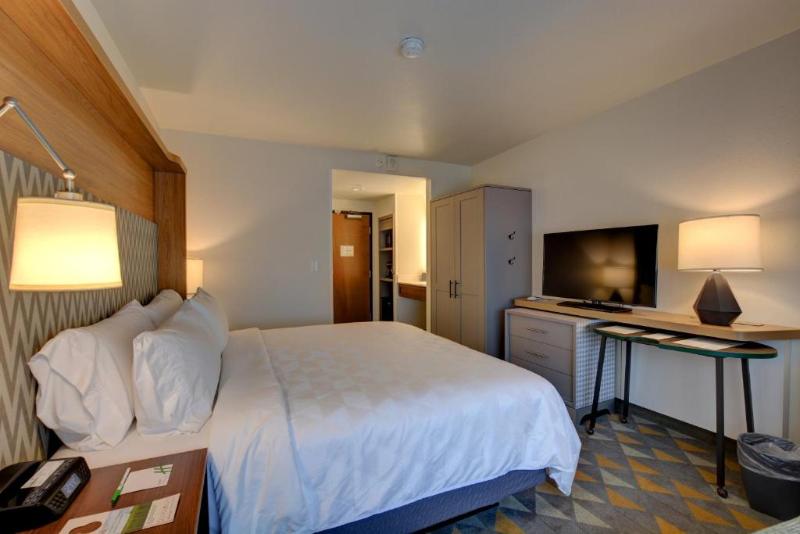 适合残疾人士使用的带超级大床的标准间, Holiday Inn   Salem, An Ihg