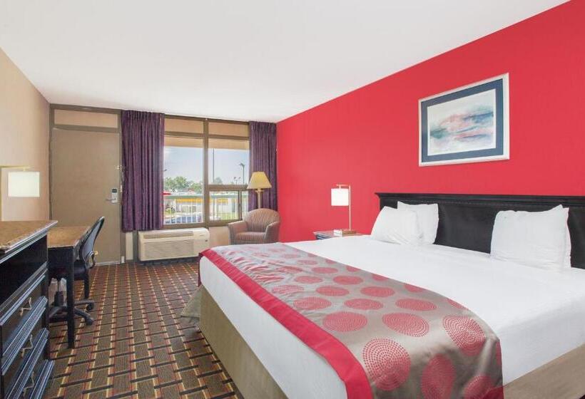 스탠다드 룸 킹사이즈 침대, Ramada By Wyndham Edgewood Hotel & Conference Center
