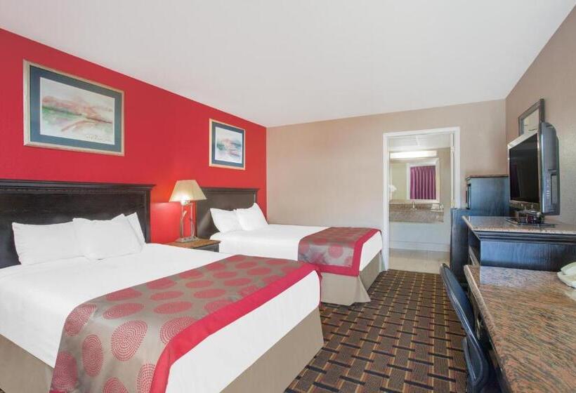 장애인용 디럭스룸, Ramada By Wyndham Edgewood Hotel & Conference Center