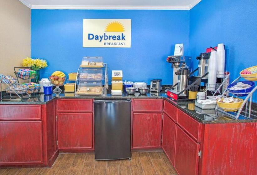 キングサイズベッドのスタンダードルーム, Days Inn By Wyndham Canton