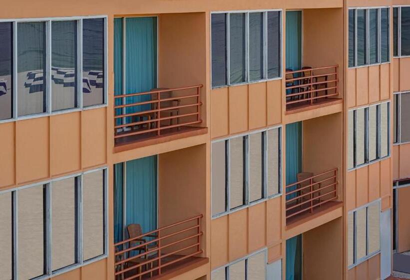 Номер Deluxe Кровать Куин, Dolphin Beach Resort