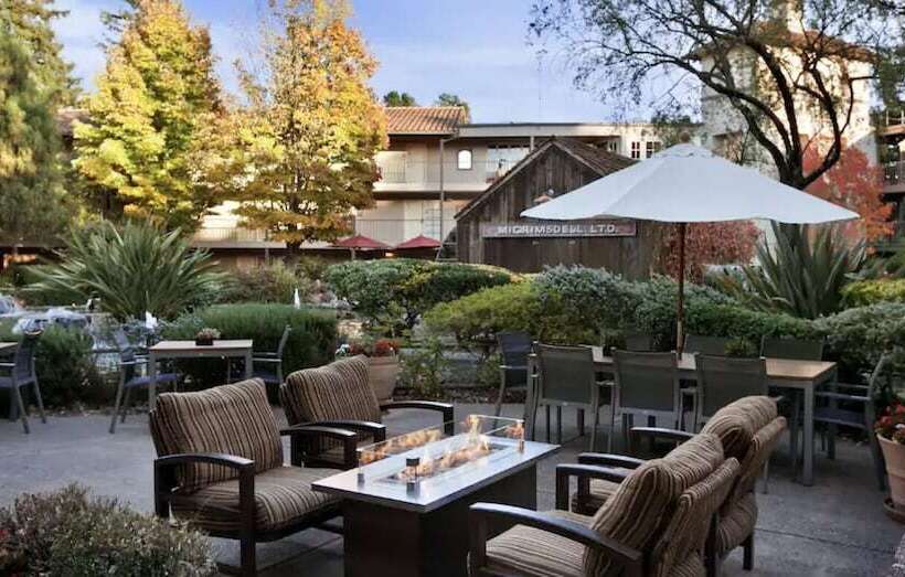 스위트 킹사이즈 침대, Embassy Suites By Hilton Napa Valley