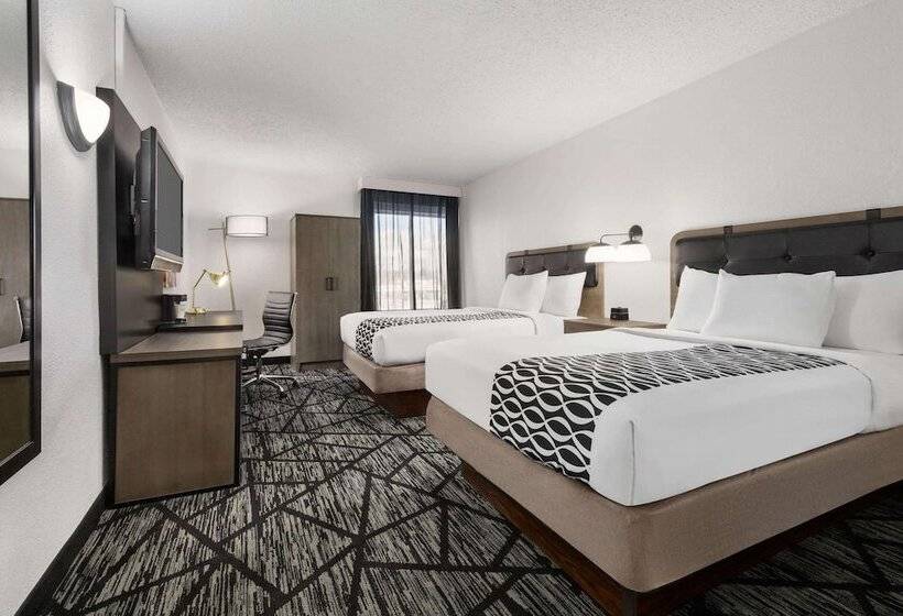 Люкс, La Quinta By Wyndham Cleveland Airport West