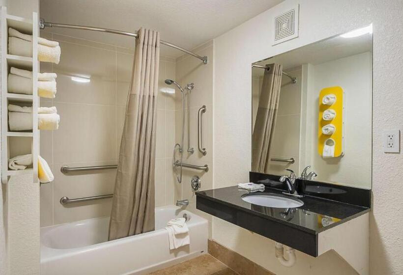 Номер Стандарт Кровать Кинг Адаптированный для Инвалидов, Motel 6savannah, Ga  Midtown