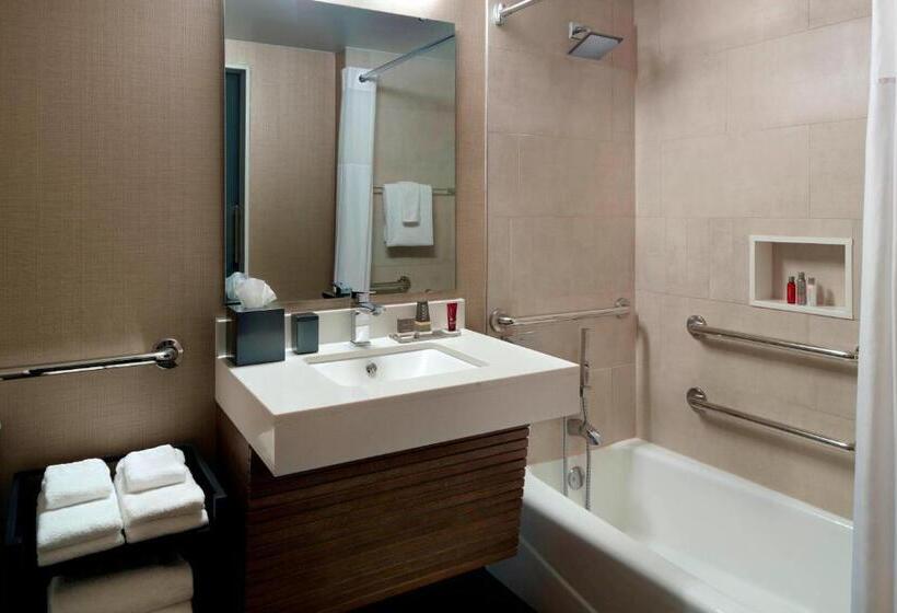 חדר סטנדרט עם מיטת קינג, Charlotte Marriott City Center