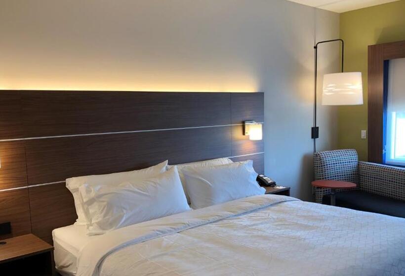 带大床的套房, Holiday Inn Express & Suites   Springfield North, An Ihg