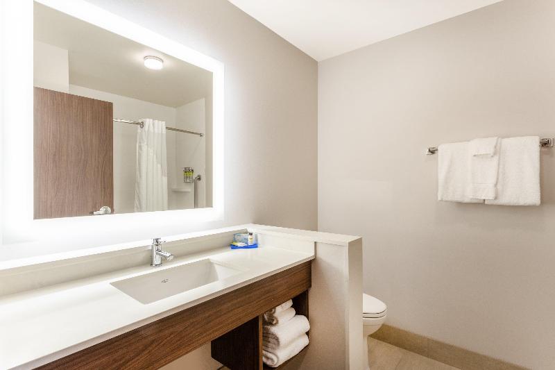 带大床的标准间, Holiday Inn Express & Suites   Springfield North, An Ihg
