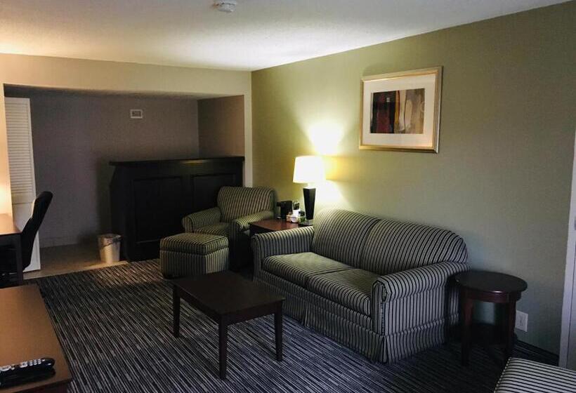 מיטת קינג בסוויטה, Ramada By Wyndham Batesville