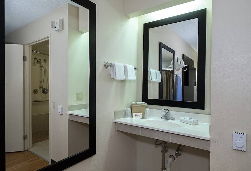 Номер Deluxe, Red Roof Inn Cincinnati East  Beechmont