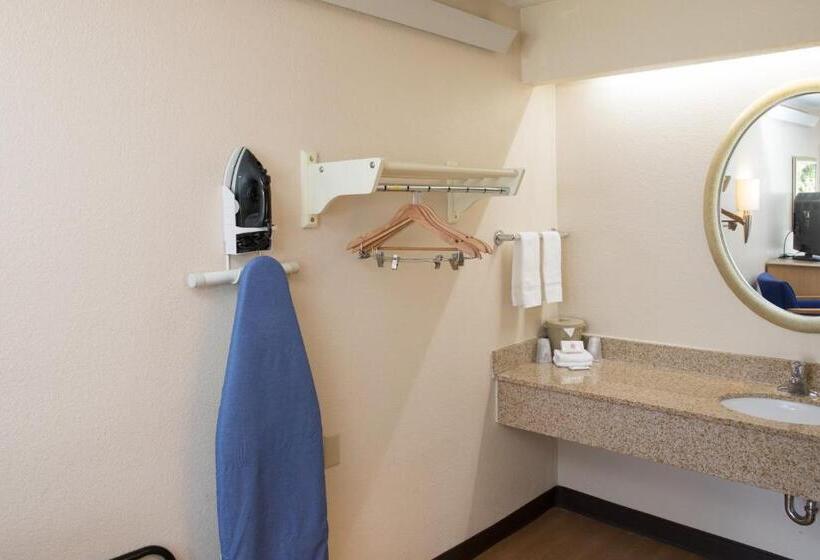Номер Superior Кровать Кинг, Red Roof Inn Cincinnati Northeast  Blue Ash