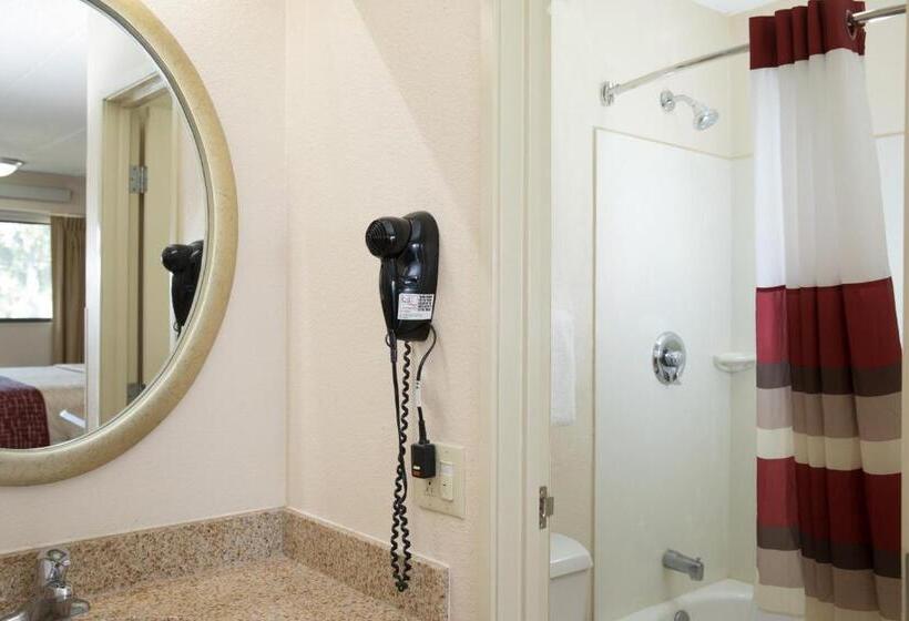 Номер Superior Кровать Кинг, Red Roof Inn Cincinnati Northeast  Blue Ash