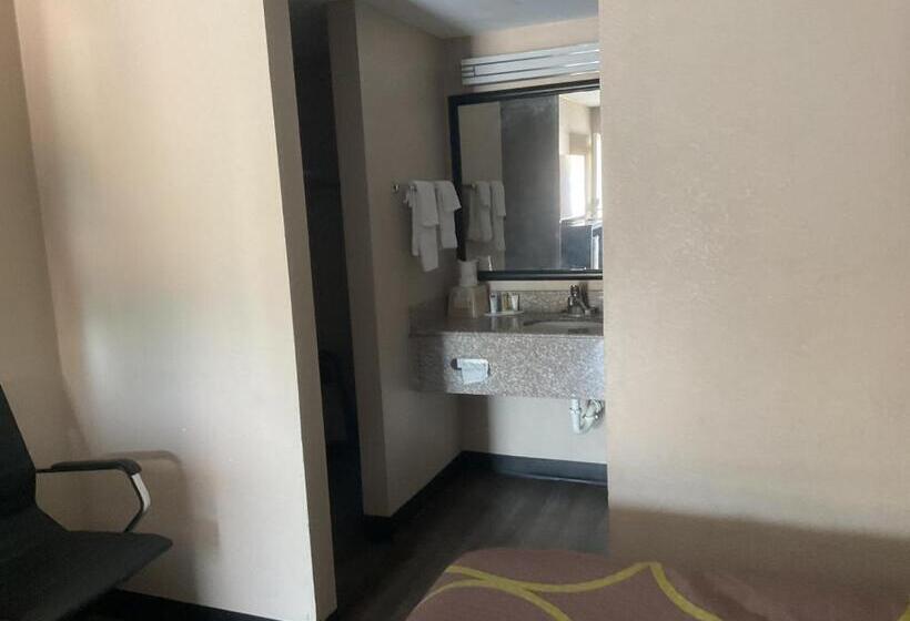 Camera Standard Letto King Accessibile ai persone con mobilità ridotta, Super 8 By Wyndham Chattanooga/east Ridge