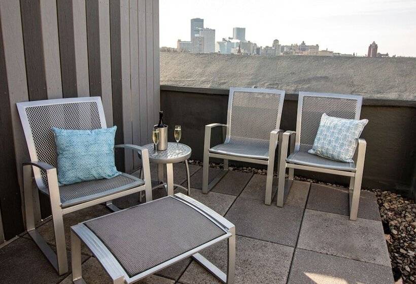 Люкс Повышенной Комфортности, The Strathallan Rochester Hotel & Spa   Doubletree By Hilton