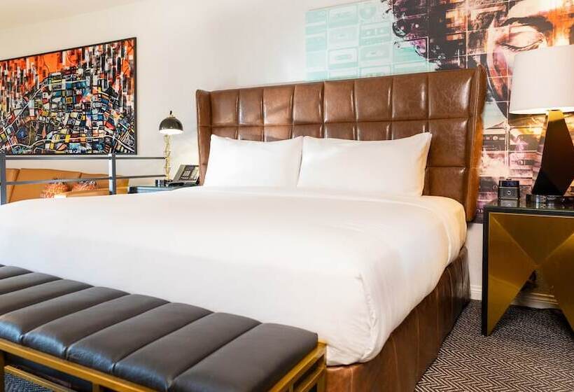 سوییت لوکس, Montrose At Beverly Hills
