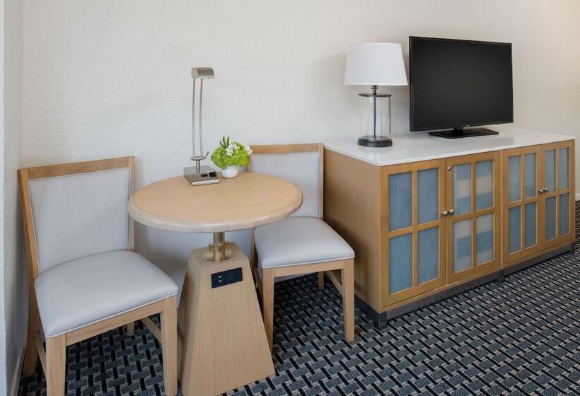 اتاق لوکس, The Lodge At Tiburon