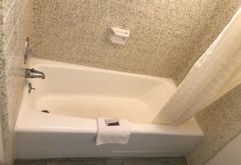 带2个双人床的标准工作室, Economy Inn Barstow