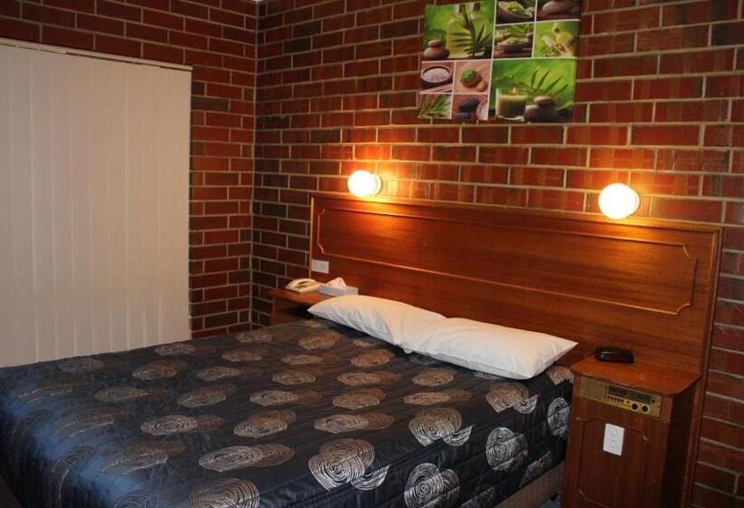 Семейный Номер, Pavlos Motel