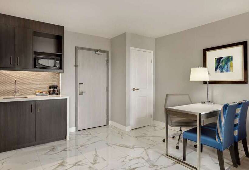 Студия Стандарт, Embassy Suites By Hilton Montreal Airport