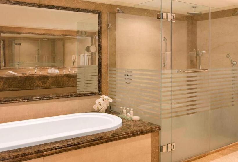 اتاق لوکس با تخت بزرگ, Sheraton Kuwait, A Luxury Collection Hotel, Kuwait City