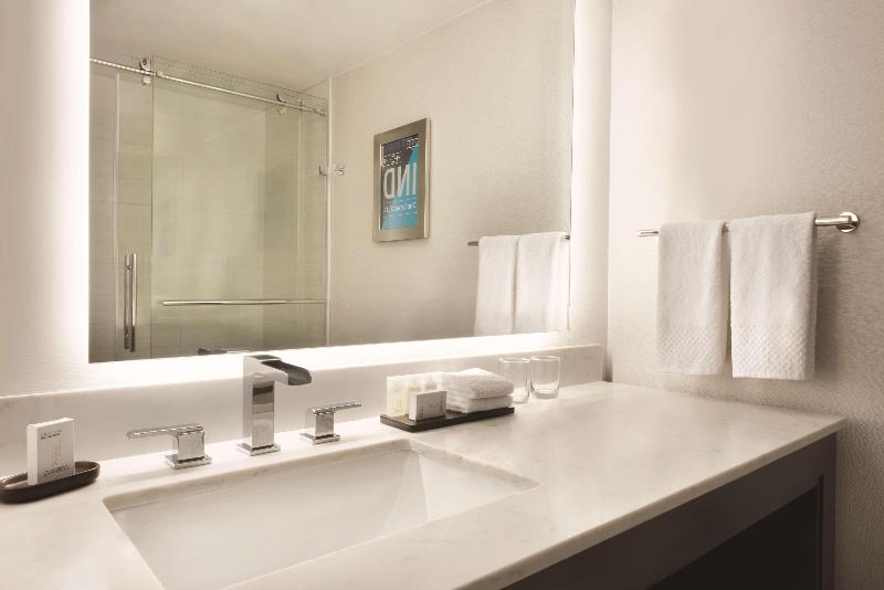 스탠다드 룸 킹사이즈 침대, Comfort Inn I17 & I40