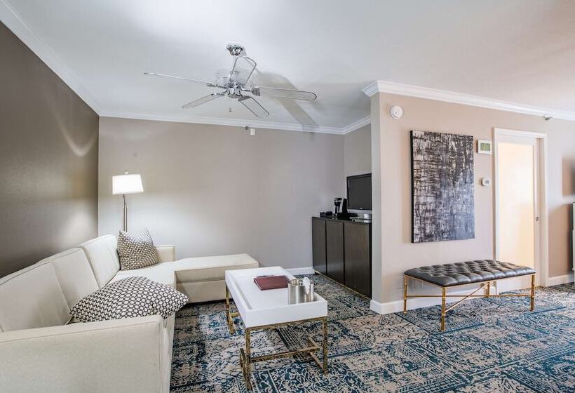 스탠다드 스튜디오 더블 침대, The Burgundy Hotel, Tapestry Collection By Hilton