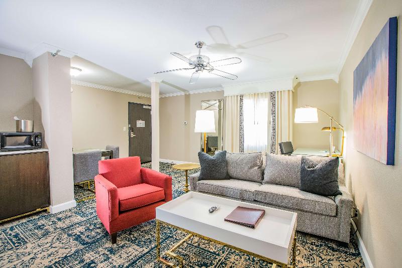 스위트 킹사이즈 침대, The Burgundy Hotel, Tapestry Collection By Hilton
