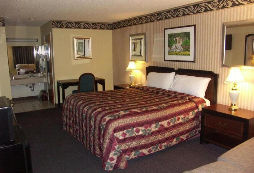 스탠다드 룸 킹사이즈 침대, Deerwood Inn And Madison Campground