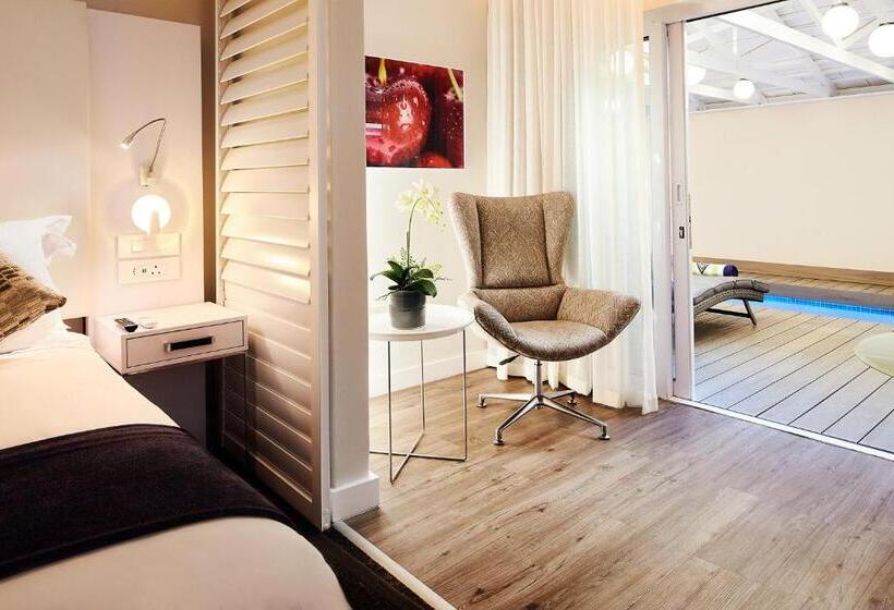 اتاق استاندارد با چشم‌انداز استخر, First Group Riviera Suites