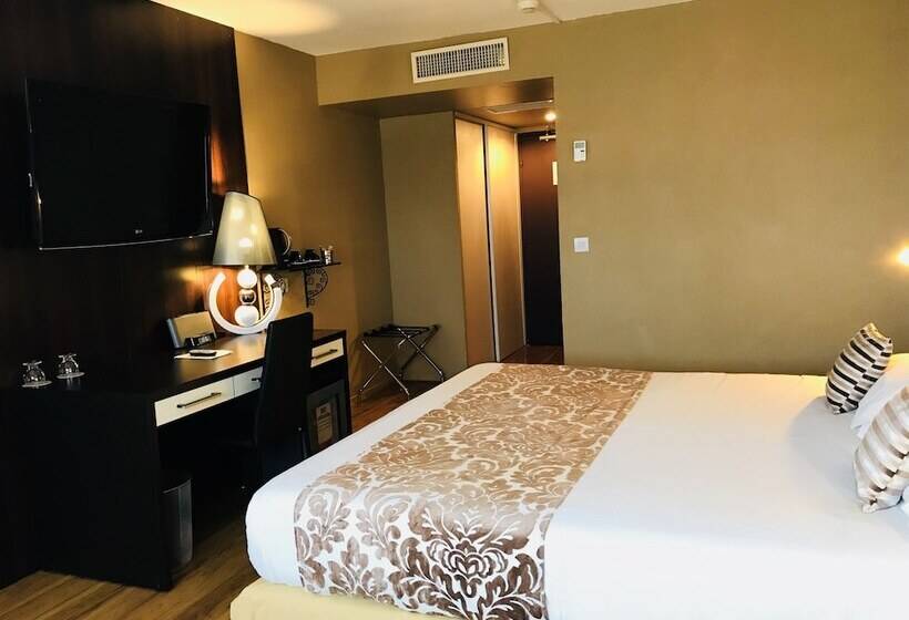 Номер Deluxe, Grand Hôtel De Nîmes 4 étoiles