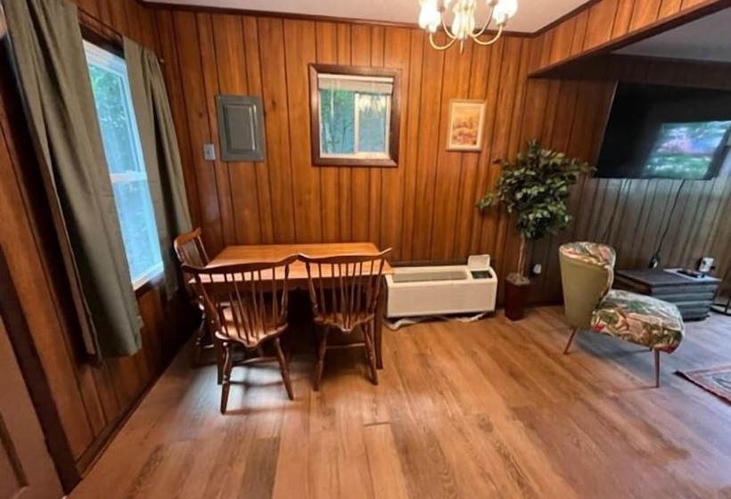 Хижина Deluxe, Meadowlark Motel With Restaurant & Bar