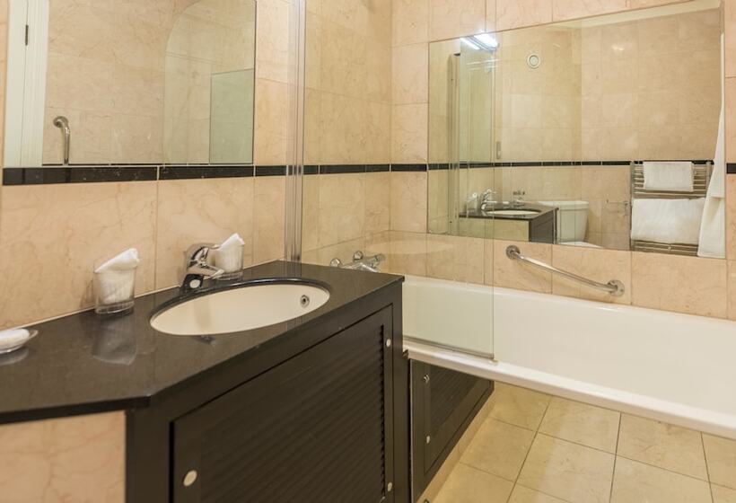 Номер Superior Вид на Сад, Careys Manor Hotel & Senspa