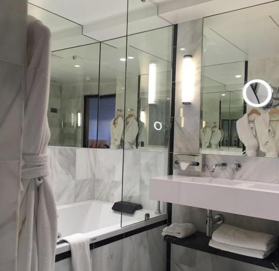 سوییت جونیور با بالکن, Cannes Centre Univers