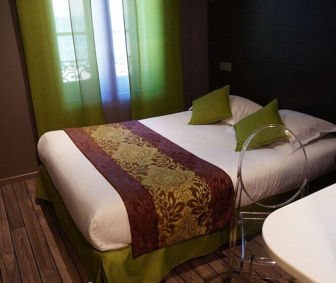 Номер Премиум, Logis Hôtel De Bourgogne   Mâcon