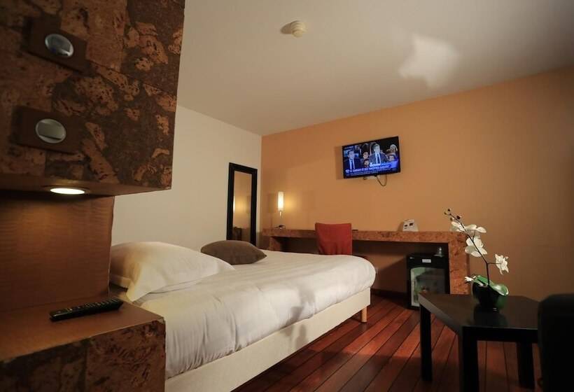 Трехместный Номер Superior, The Originals Boutique, Grand Hôtel Saintpierre, Aurillac