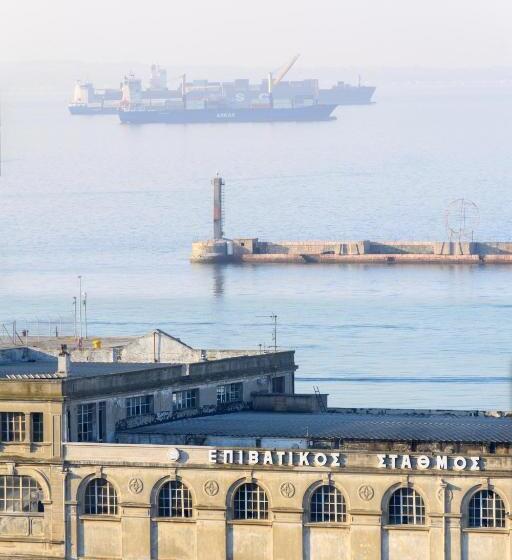 جناح جونيور بريميوم, Mediterranean Palace