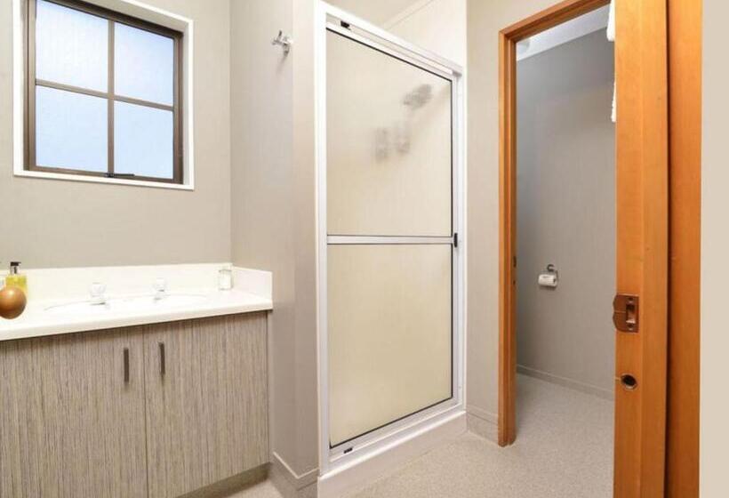 스탠다드 스튜디오, Knightsbridge Court Motor Lodge