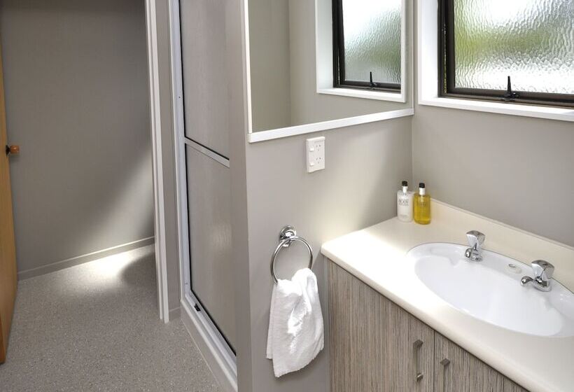 스위트, Knightsbridge Court Motor Lodge