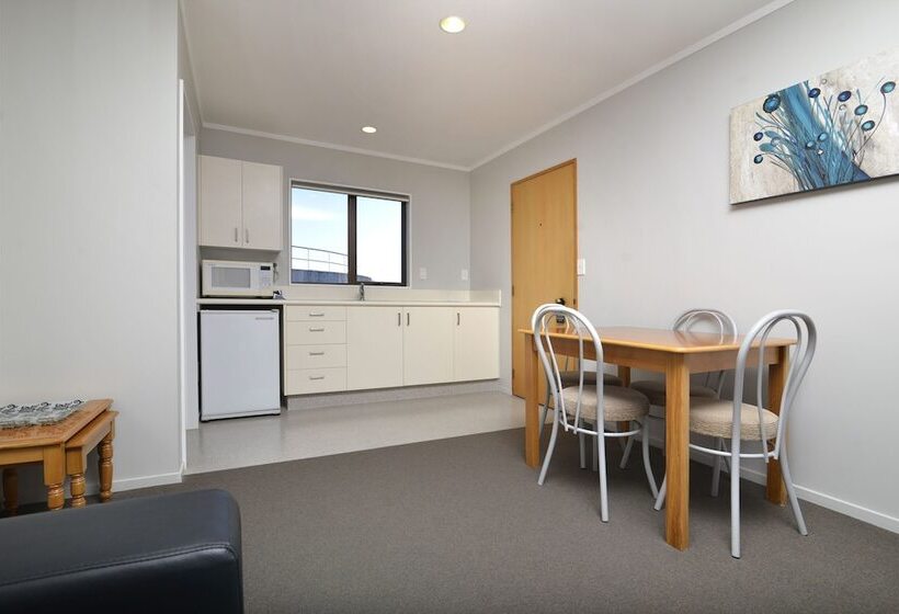 스탠다드 스튜디오, Knightsbridge Court Motor Lodge