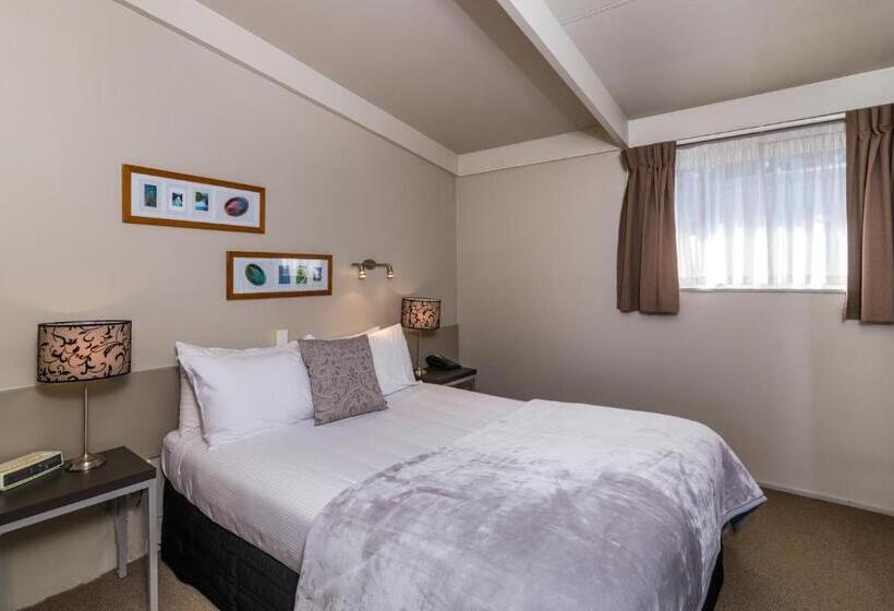 Suite with lake view, Twin Peaks Lakeside Inn