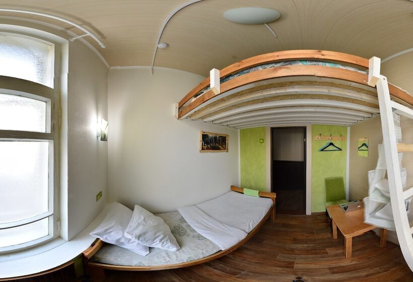 اتاق خانوادگی, Good News Hostel