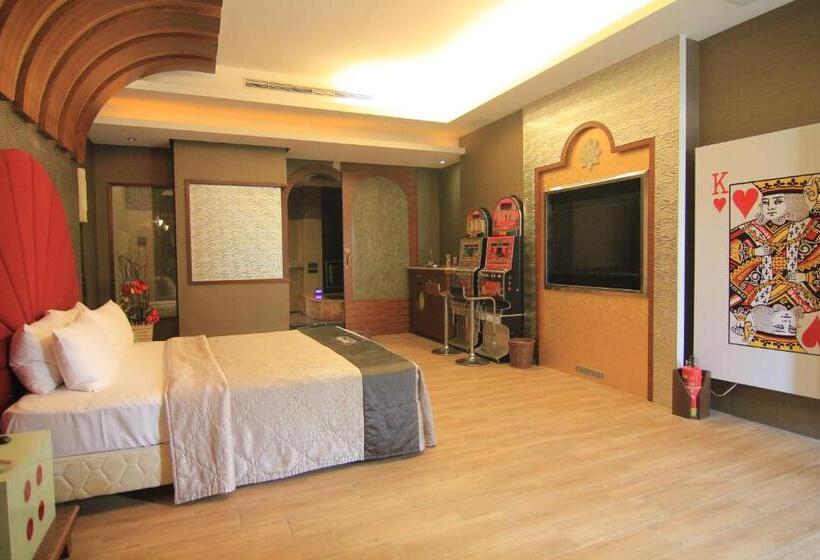 اتاق عادی, Romantic Code Art Motel