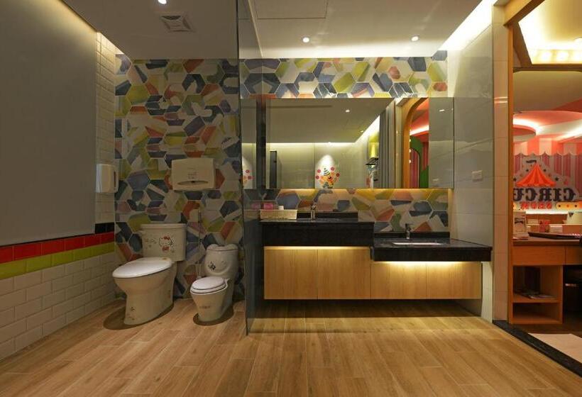 اتاق خانوادگی, Romantic Code Art Motel